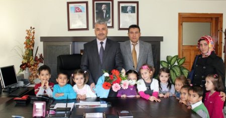 Bilgeli minikler, Milli Eğitim Müdürü Mustafa Aktaş’ı ziyaret etti