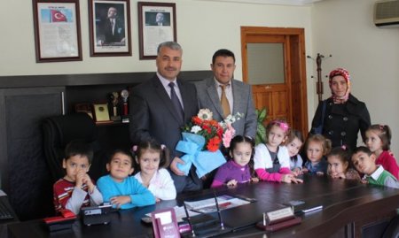 Bilgeli minikler, Milli Eğitim Müdürü Mustafa Aktaş’ı ziyaret etti