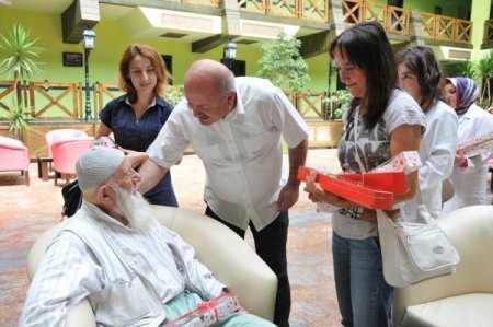 Bilgi Evi Kursiyerlerinden Huzurevi Sakinlerine Saç Ve Cilt Bakımı