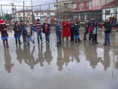 Bilgisayarın olumsuz etkisinden eski oyunları oynayarak kurtuldular