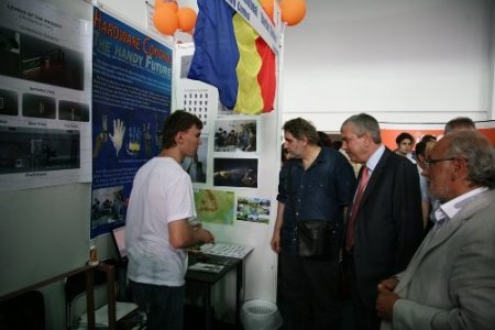 Bilişim olimpiyatlarına, kolbastı oynayan robotlar damgasını vurdu