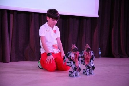 Bilişim olimpiyatlarına, kolbastı oynayan robotlar damgasını vurdu