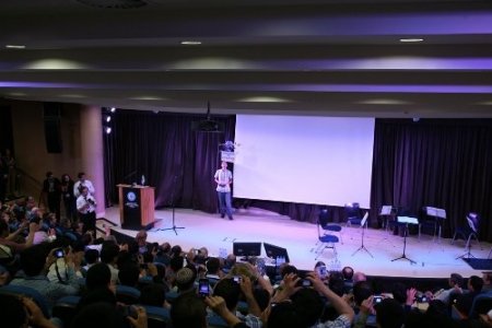 Bilişim olimpiyatlarına, kolbastı oynayan robotlar damgasını vurdu