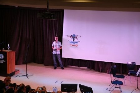 Bilişim olimpiyatlarına, kolbastı oynayan robotlar damgasını vurdu