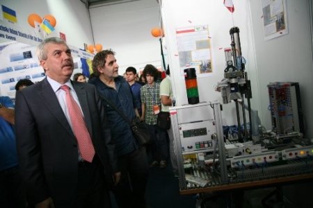 Bilişim olimpiyatlarına, kolbastı oynayan robotlar damgasını vurdu