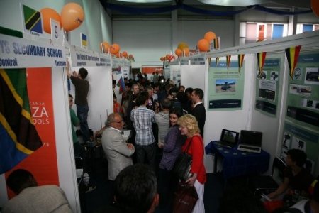 Bilişim olimpiyatlarına, kolbastı oynayan robotlar damgasını vurdu