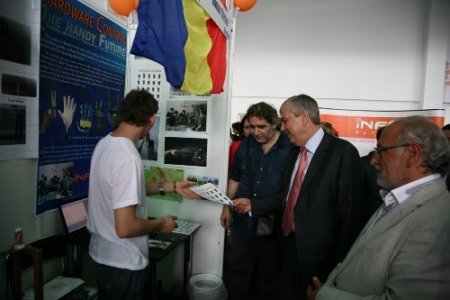 Bilişim olimpiyatlarına, kolbastı oynayan robotlar damgasını vurdu