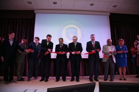 Bilişim olimpiyatlarına, kolbastı oynayan robotlar damgasını vurdu