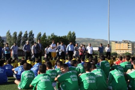 Bingöl'de yaz futbol okulu öğrencileri çalışmalara başladı