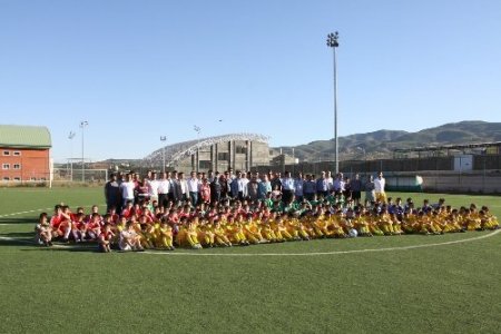 Bingöl'de yaz futbol okulu öğrencileri çalışmalara başladı