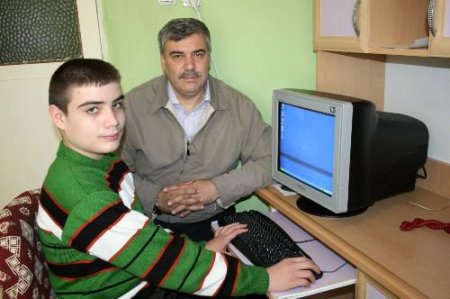 B'ıota Vakfı, Dedesinin Sırtında Okula Gidip Gelen Engelliye Bilgisayar Hediye Etti