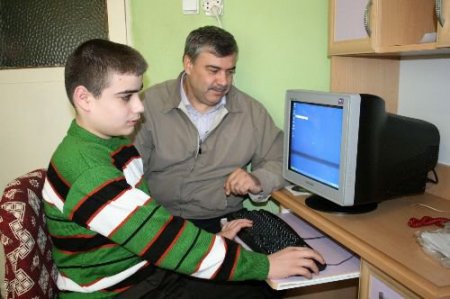 B'ıota Vakfı, Dedesinin Sırtında Okula Gidip Gelen Engelliye Bilgisayar Hediye Etti
