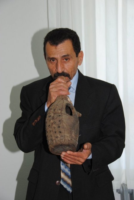 Bir asırlık ağızdan üflemeli duman aleti arıcılığa ışık tutuyor