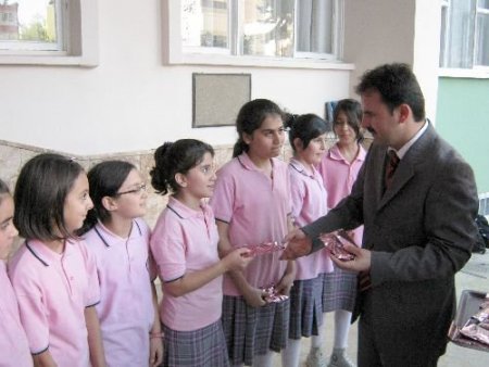Bir Ayda Bin Sayfa Okuyan 120 Öğrencisini Ödüllendirdi