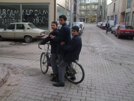 Bir Bisiklette 3 Öğrenci Okula Gidiyor
