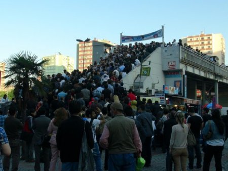 Bir Dakikalık Yol Çileye Döndü