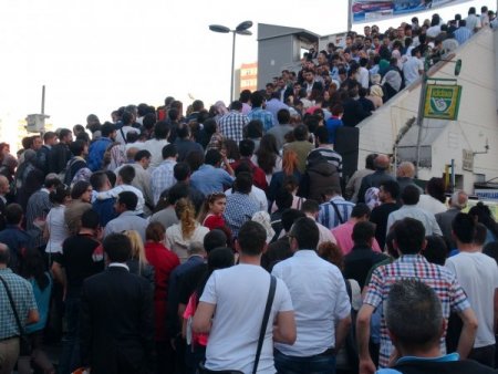 Bir Dakikalık Yol Çileye Döndü