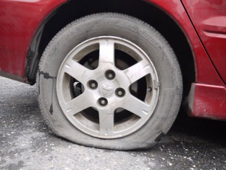 Bir gecede 200 aracın lastiğini patlattılar