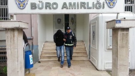 Bir gecede 5 aracın aküsünü çalan hırsızlar yakalandı