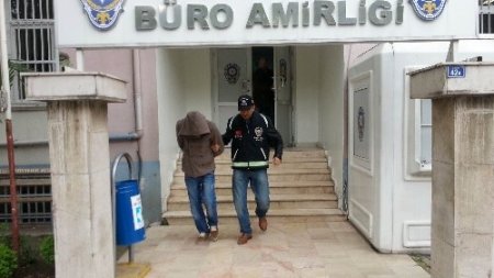 Bir gecede 5 aracın aküsünü çalan hırsızlar yakalandı