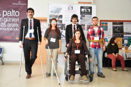 Bir günlüğüne engelli gibi yaşayan öğrenciler, mevcut hallerine şükrettiler