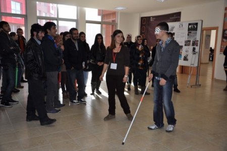 Bir günlüğüne engelli gibi yaşayan öğrenciler, mevcut hallerine şükrettiler