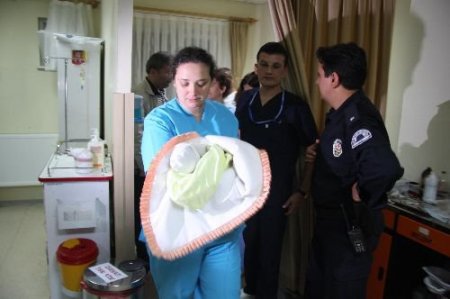Bir Günlük Bebeği Sokağa Attılar
