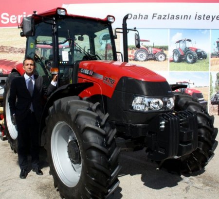 Bir haftada 200 traktör sattı
