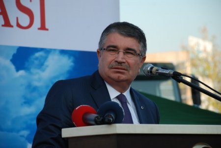 'Bir tarafta kurşun atacak hainler, bir tarafta harç dökecek ustalar'