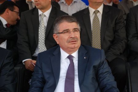 'Bir tarafta kurşun atacak hainler, bir tarafta harç dökecek ustalar'