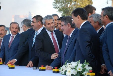 'Bir tarafta kurşun atacak hainler, bir tarafta harç dökecek ustalar'