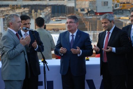 'Bir tarafta kurşun atacak hainler, bir tarafta harç dökecek ustalar'