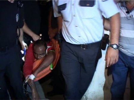 Bir vatandaşı ve polisi bıçakla yaralayan cezaevi firarisi silahla durdurdu