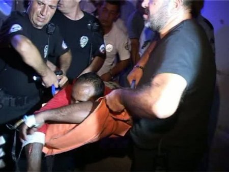 Bir vatandaşı ve polisi bıçakla yaralayan cezaevi firarisi silahla durdurdu