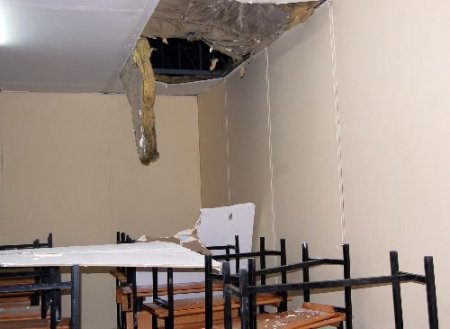 Bir Yıllık Okulun Tavanı Öğrenciler Dersteyken Çöktü