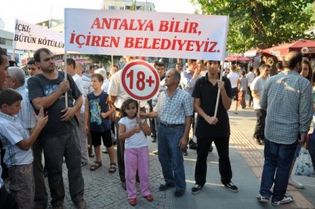 Bira Festivalini Protesto Etmek İçin, Ayran Dağıttılar