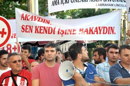 Bira Festivalini Protesto Etmek İçin, Ayran Dağıttılar