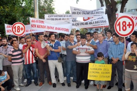Bira Festivalini Protesto Etmek İçin, Ayran Dağıttılar