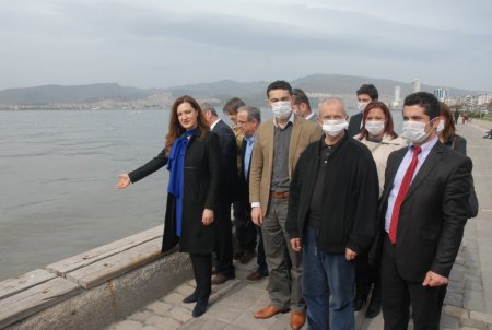 'Bırakın İzmir Körfezi'nde yüzmeyi, yanında yürümek bile mümkün değil'