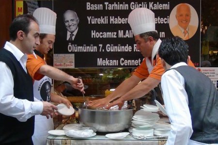 Birand için helva dağıttı