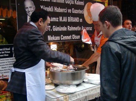 Birand için helva dağıttı