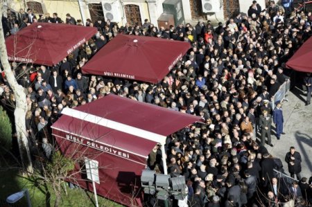Birand sevgisi cami avlusuna sığmadı