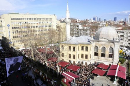 Birand sevgisi cami avlusuna sığmadı