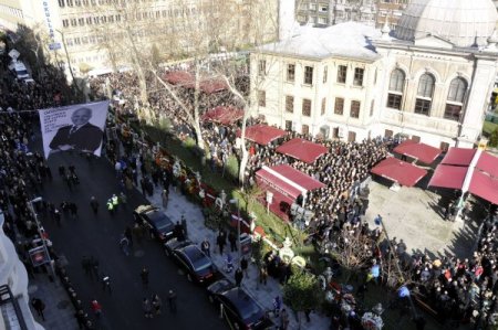 Birand sevgisi cami avlusuna sığmadı