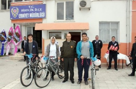 Birecik Emniyeti, yarışmalarda dereceye giren öğrencileri ödüllendirdi