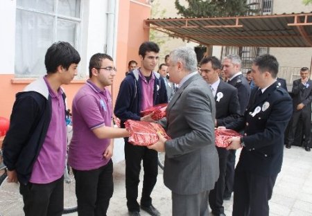 Birecik Emniyeti, yarışmalarda dereceye giren öğrencileri ödüllendirdi