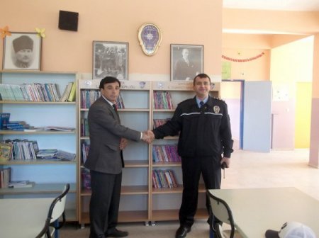 Birecik Emniyeti'nden okullara malzeme yardımı