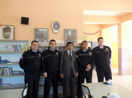 Birecik Emniyeti'nden okullara malzeme yardımı