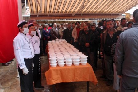 Birecik’te bin 500 kişiye aşure ikram edildi