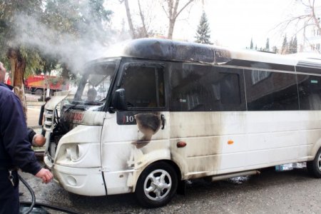 Birecik’te Dolmuş Kundaklandı